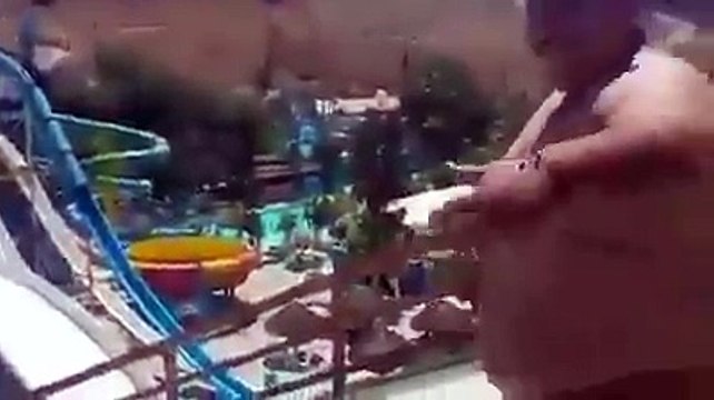 Un gros glisse dans un toboggan et fait un énorme plouf dans la piscine