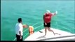 Quand un mec bourré saute d'un bateau !