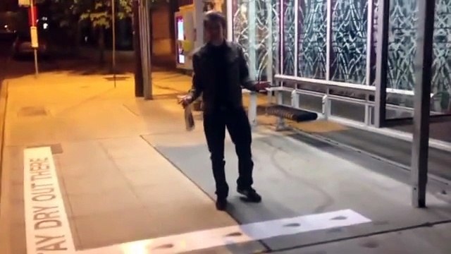 Sembra un normale marciapiede, ma guardate come si trasforma quando piove