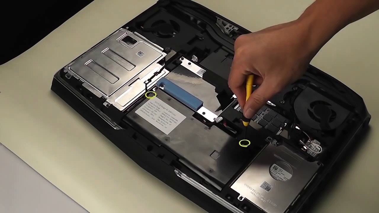 Alienware 17 R1 Remove Battery video Dailymotion