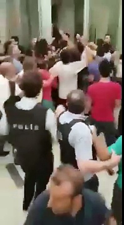 غیرت مند ترک عوام مارشلا لگانے والے فوجیوں کو کیسے سرکاری دافتر سے دکھے مار کر نکال رہی ہے
