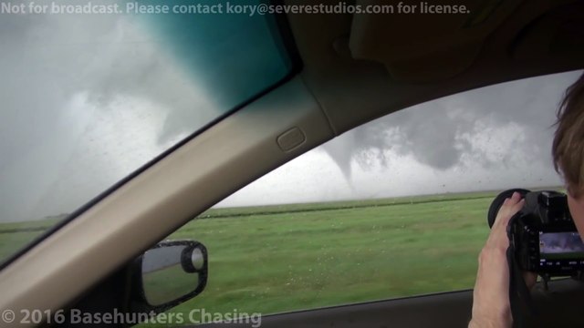AMAZING close-range tornadoes near Dodge City, KS on 5⁄24⁄2016