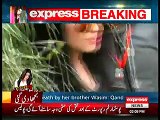 Qandeel ko qatal karne ke baad uska bhai mobile phone aur paise le urha - Express News