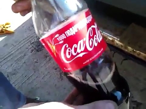 Privește cum a eliminat RUGINA de pe mașină fără nici un LEU în doar câteva secunde. Fiecare șofer trebuie să vadă asta!