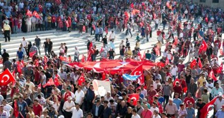 Bayrağını Kapan Vatandaşlar TBMM'nin Bahçesine Koştu