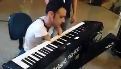 Músico brasileiro toca piano