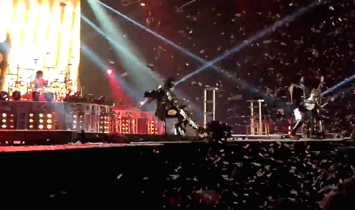 Gene Simmons from KISS : Falling on stage