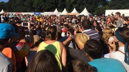 Flavien Berger au milieu du public des Charrues