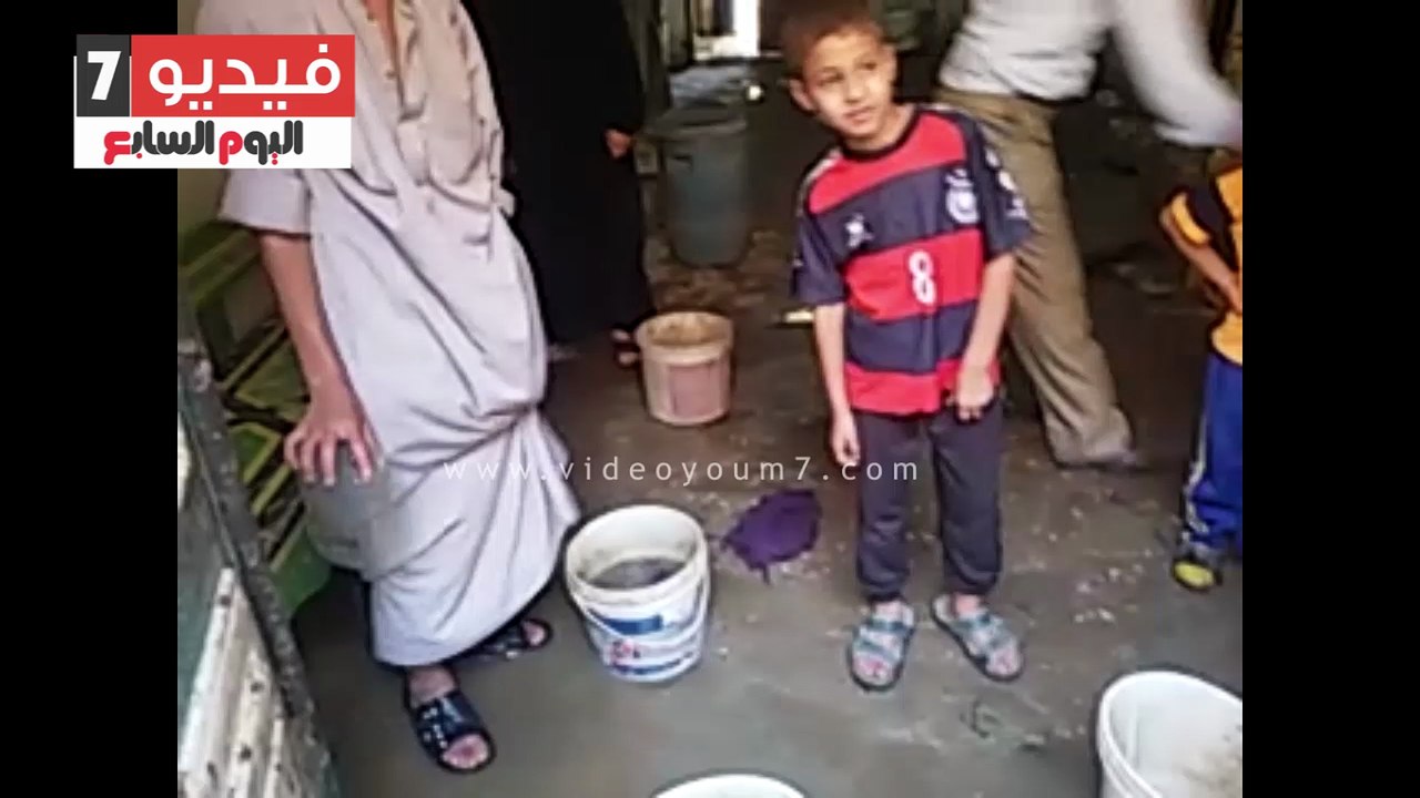 بالفيديو.. كارثة بيئية تهدد حياة 25 ألف نسمة ببنى سويف.. المياه الجوفية المخلوطة بمياه الشرب أغرقت منازل "صفط العرفا"