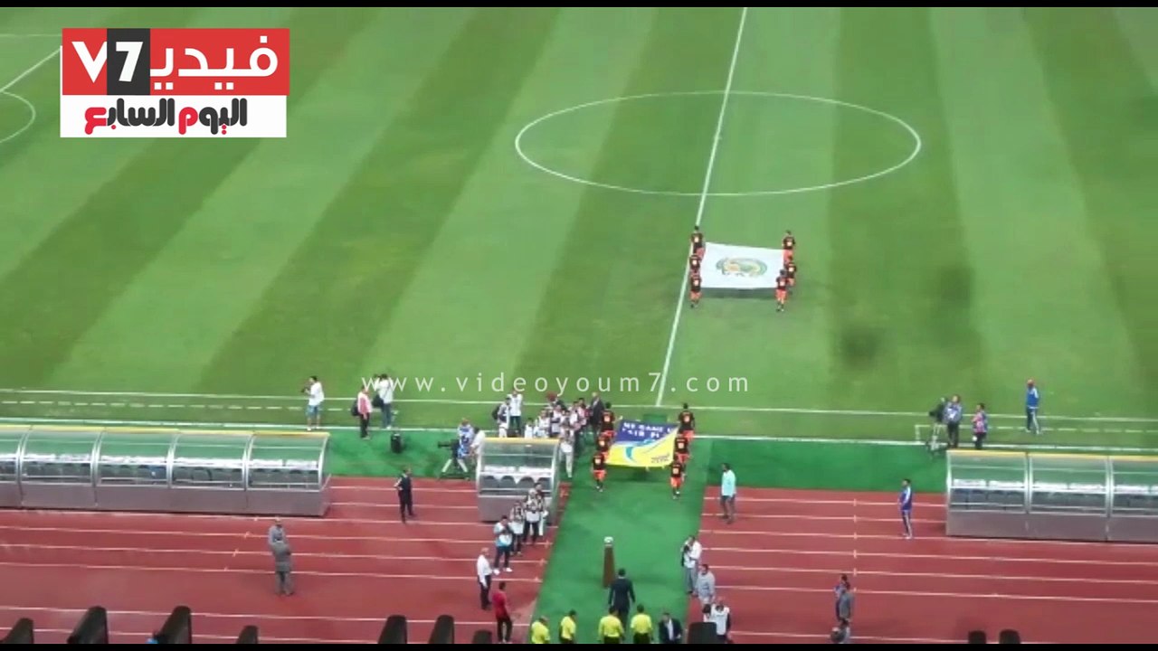 بالفيديو ..جمهور الأهلى يحطم كراسى"برج العرب" قبل مباراة الوداد ويلقى بزجاجات المياه والشماريخ