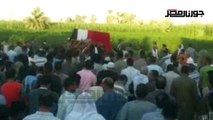 الآلاف يشيعون جثمان رئيس مباحث طامية والقرية تخرج عن بكرة أبيها لتوديعه