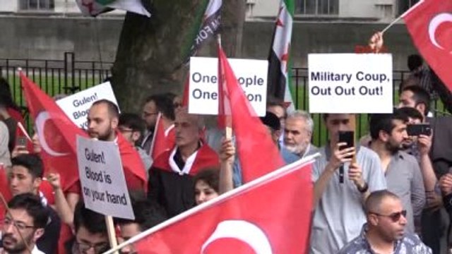 Türkiye'deki Darbe Girişimi İngiltere Başbakanlık Binası Önünde Protesto Edildi.