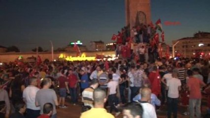 Taksim Meydanı'nda Coşkulu Kalabalık