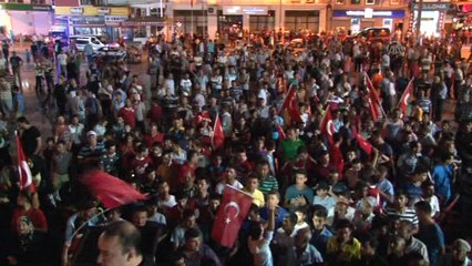 Populli ne rruge ne naten e dyte kunder puçistëve