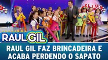 Raul Gil faz brincadeira e acaba perdendo o sapato