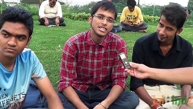 Pakistan people giving Maa Behan Gaalis to Nawaz Sharif and praising Modi -
