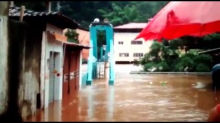 Chuva Forte Causa Enchente e Ponte Cai em Ferros (MG) - 20/01/2016