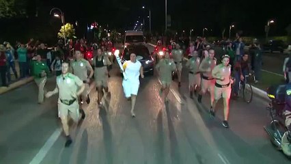 Il essaie d'éteindre la flamme olympique avec un extincteur