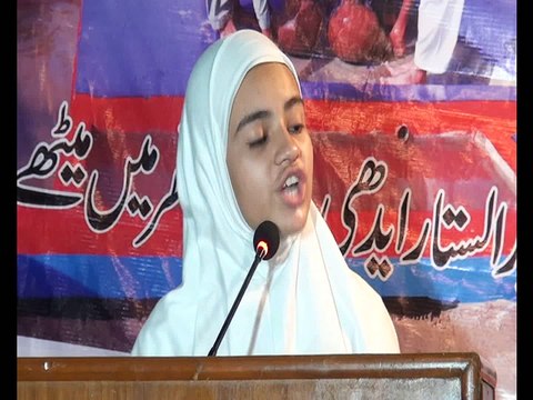 ہونہار نمرہ نے بہترین تقریر کر کے سب کے دل جیت لیے ۔ڈاکٹر آصف محمود جاہ اور دیگر مہمانوں نے نقد انعام دیے۔