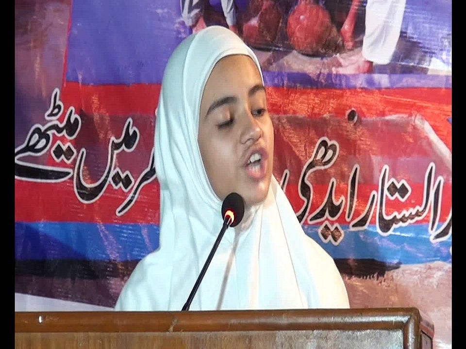 ہونہار نمرہ نے بہترین تقریر کر کے سب کے دل جیت لیے ۔ڈاکٹر آصف محمود جاہ اور دیگر مہمانوں نے نقد انعام دیے۔