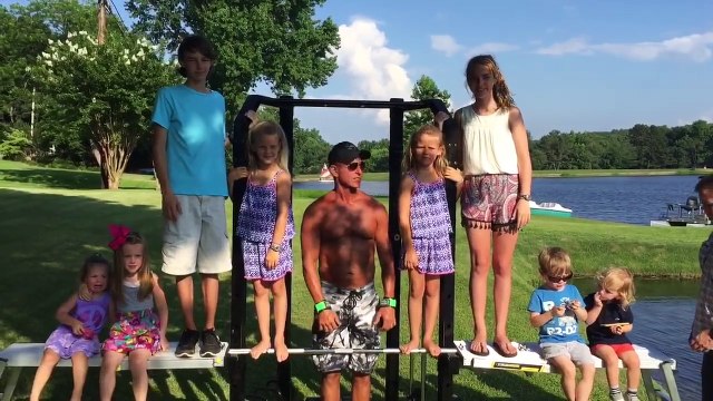 Papy porte tous les petits enfant sur une barre... En mode muscu