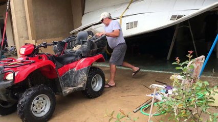 Arracher la porte du garage avec un quad... Dingue
