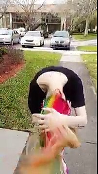 La meuf arc en ciel... coupe de cheveux improbable