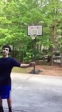 Il tente un trickshot en Basket... Pire trick jamais fait