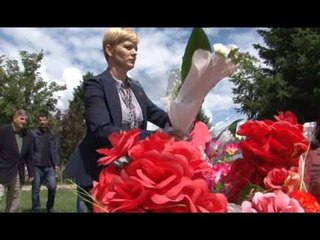 Скачать видео: Lajme - Përfaqësues të Partive dhe OVL UÇk homazhe për Ditën e Çlirimit