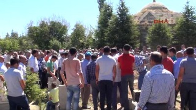 Niğde Darbecilerin Tankını Durdururken Şehit Olan Kepçe Operatörü Toprağa Verildi
