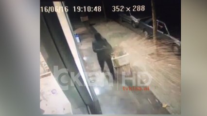 KAMERAT E SIGURISË FILMOJNË TENTATIVËN E GRABITJES NË KAMËZ