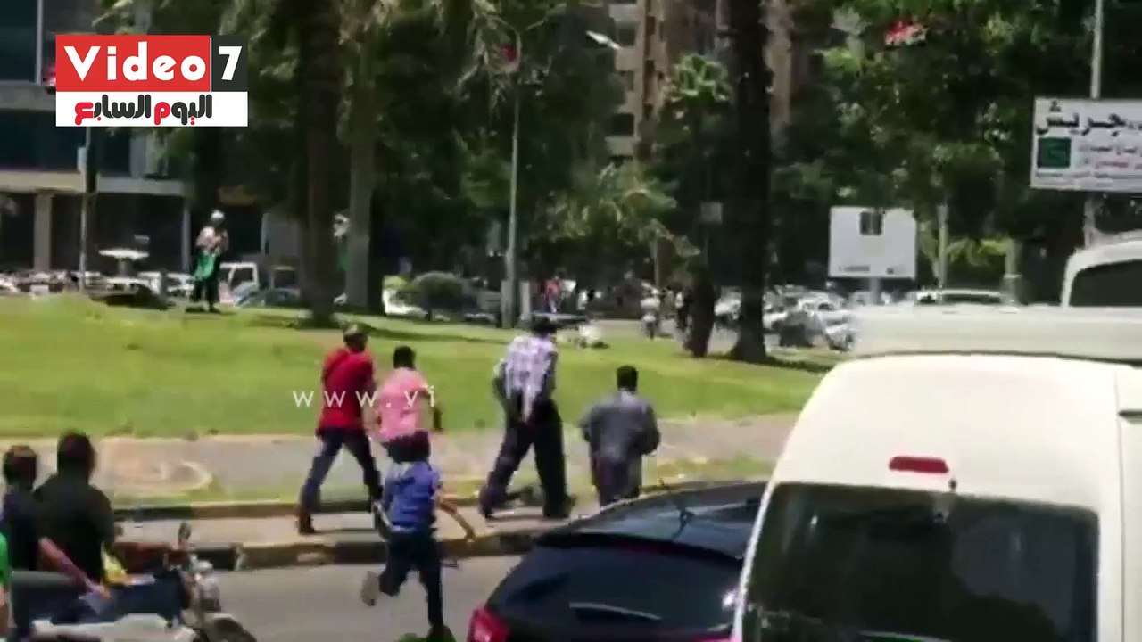 بالفيديو.. أبو تريكة يهرب من مطاردة الجماهير فى تاكسى