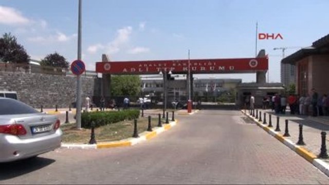 Yenibosna'daki Adli Tıp Kurumu Önündeki Bekleyiş Sürüyor