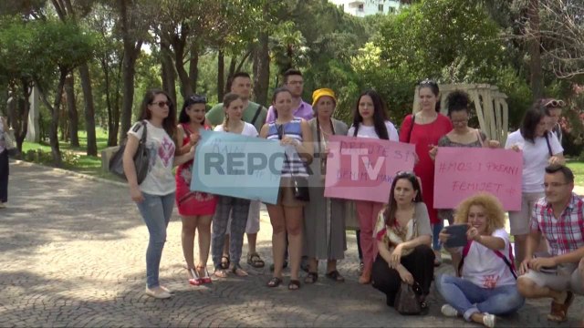 Report TV - Prindërit në protestë tek Kuvendi e MAS: Stop dhunës ndaj fëmijëve
