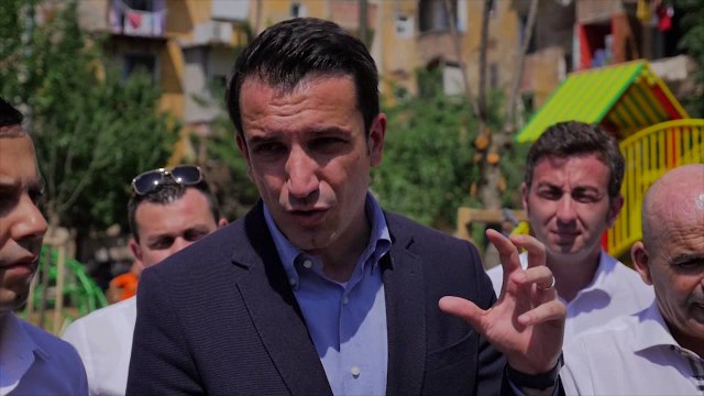 Report TV - Veliaj përuron këndin e fëmijëve te “Mine Peza”‏: Ndërtojmë 12 të tjerë