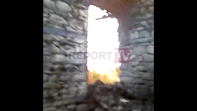 Report TV - Shkrumbohet nga zjarri një shtëpi në Bradashesh, nuk ka të lënduar