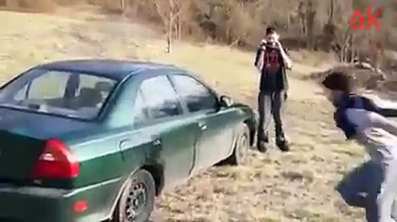 Un Payou essaie de casser une vitre avec sa tête !