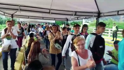 下载视频: Comienza flujo de venezolanos en frontera hacia Colombia