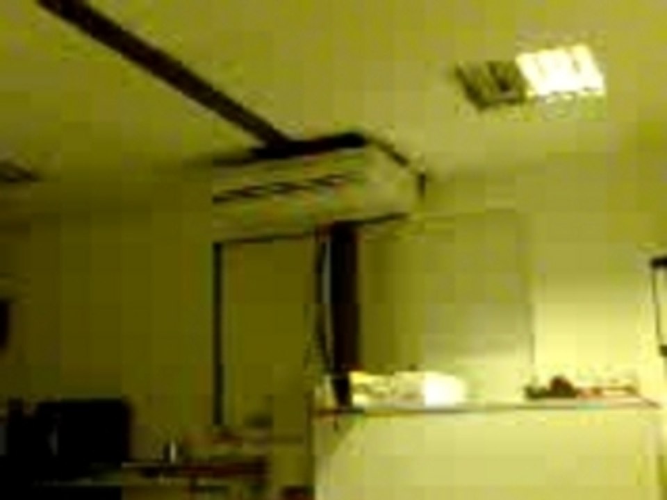 Jeu stupide ''Assis au plafond''