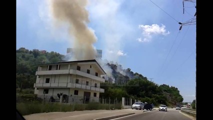 Zjarr në zonën e Kasharit në Tiranë - Top Channel Albania - News - Lajme