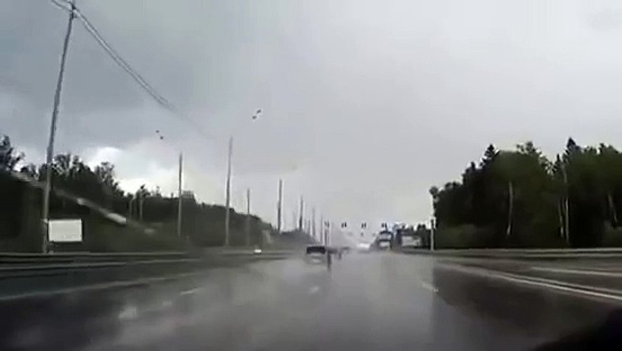 Une lamborghini Murcielago en aquaplaning