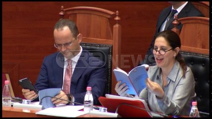 Ora News - Ndryshimet kushtetuese në duart e deputetëve me logon e SHBA dhe BE