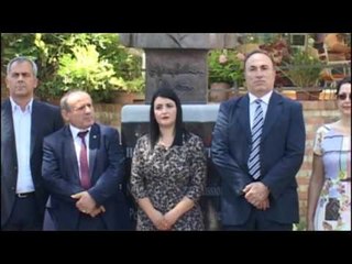 Ora News - Saranda bust për Hilari Clinton