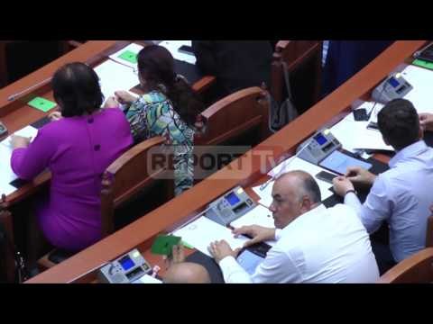 Report TV - Deputetja Mira Shehu, shpërndan karamele pas votimit në Kuvend
