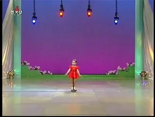 whatsapp videos ) a little girl singing in chinese