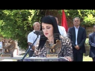 Ora News –  Saranda bust për Hilari Clinton