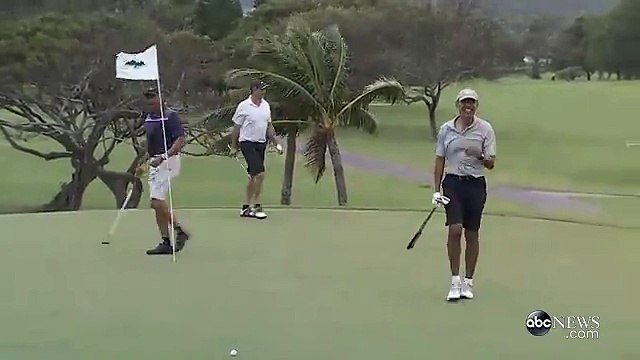 President Barack Obama sinks 40-foot chip shot on 18th hole while on Hawaiian vacation