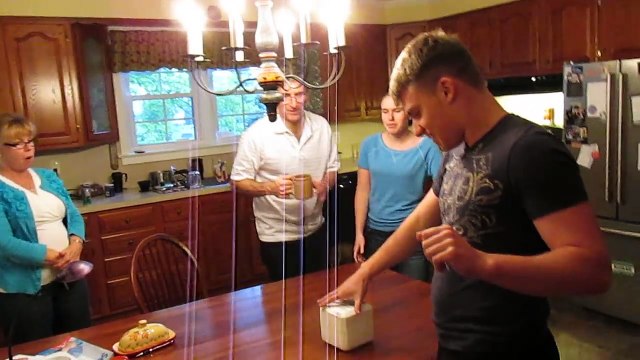 Elle apprend à son frere qu'elle est enceinte avec un mug : réaction magique