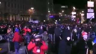 Евромайдан # 20 Января Киев Озверевшие Люди Закидывают Мэрию Огонь и Страх ! ! ! Ужас