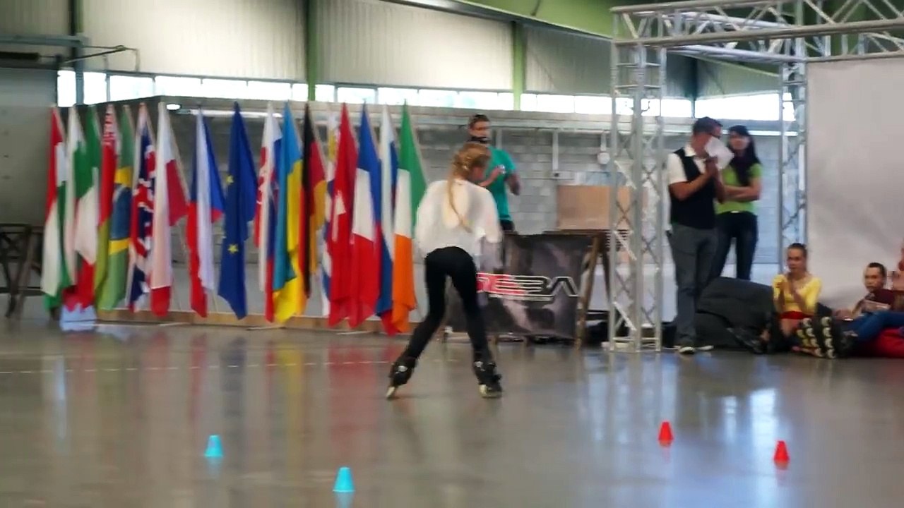 Elle met tout le monde d'accord ! Une fillette incroyable en rollers freestyle